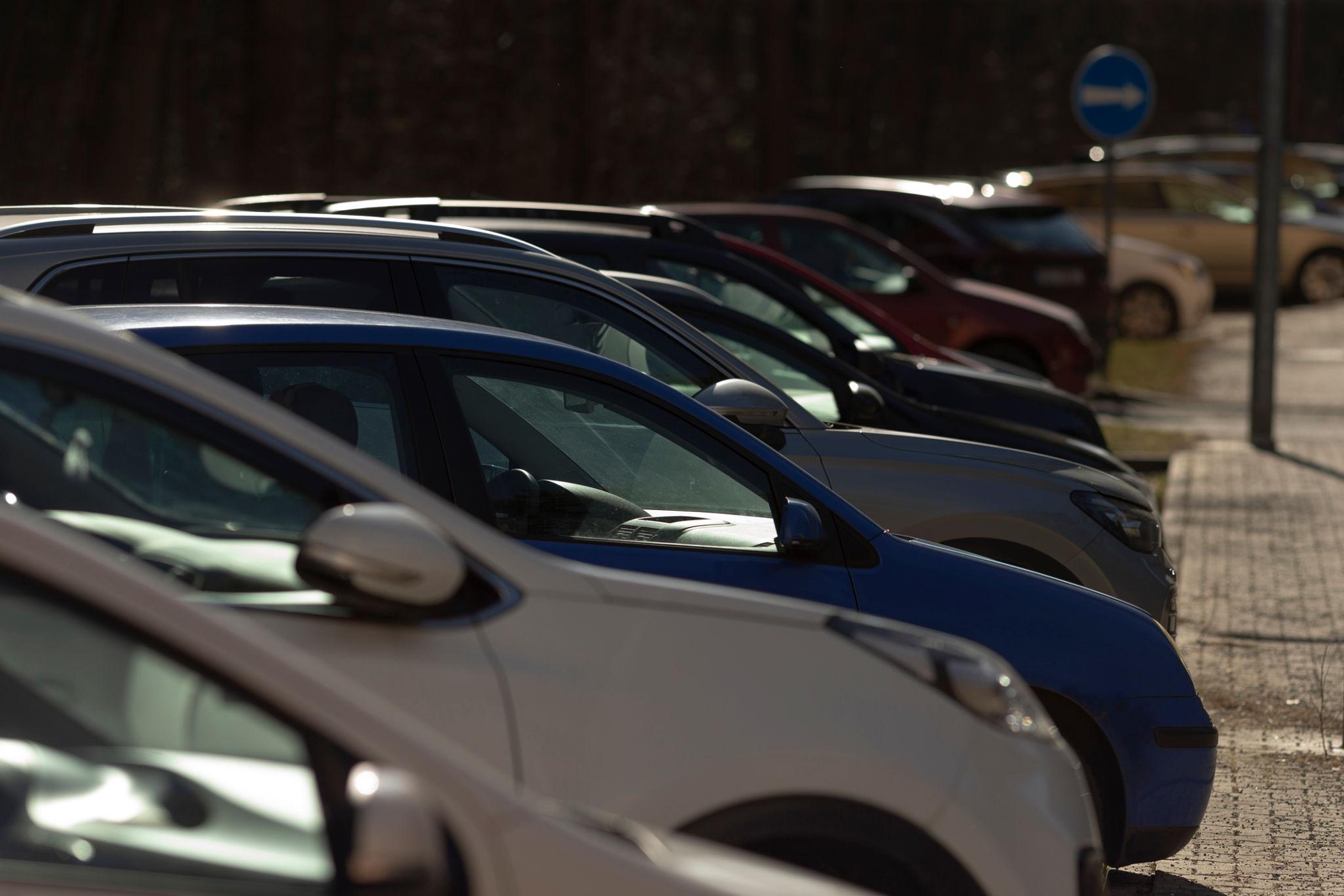 Vehículos estacionados en ciudad representando seguro de auto en Uruguay