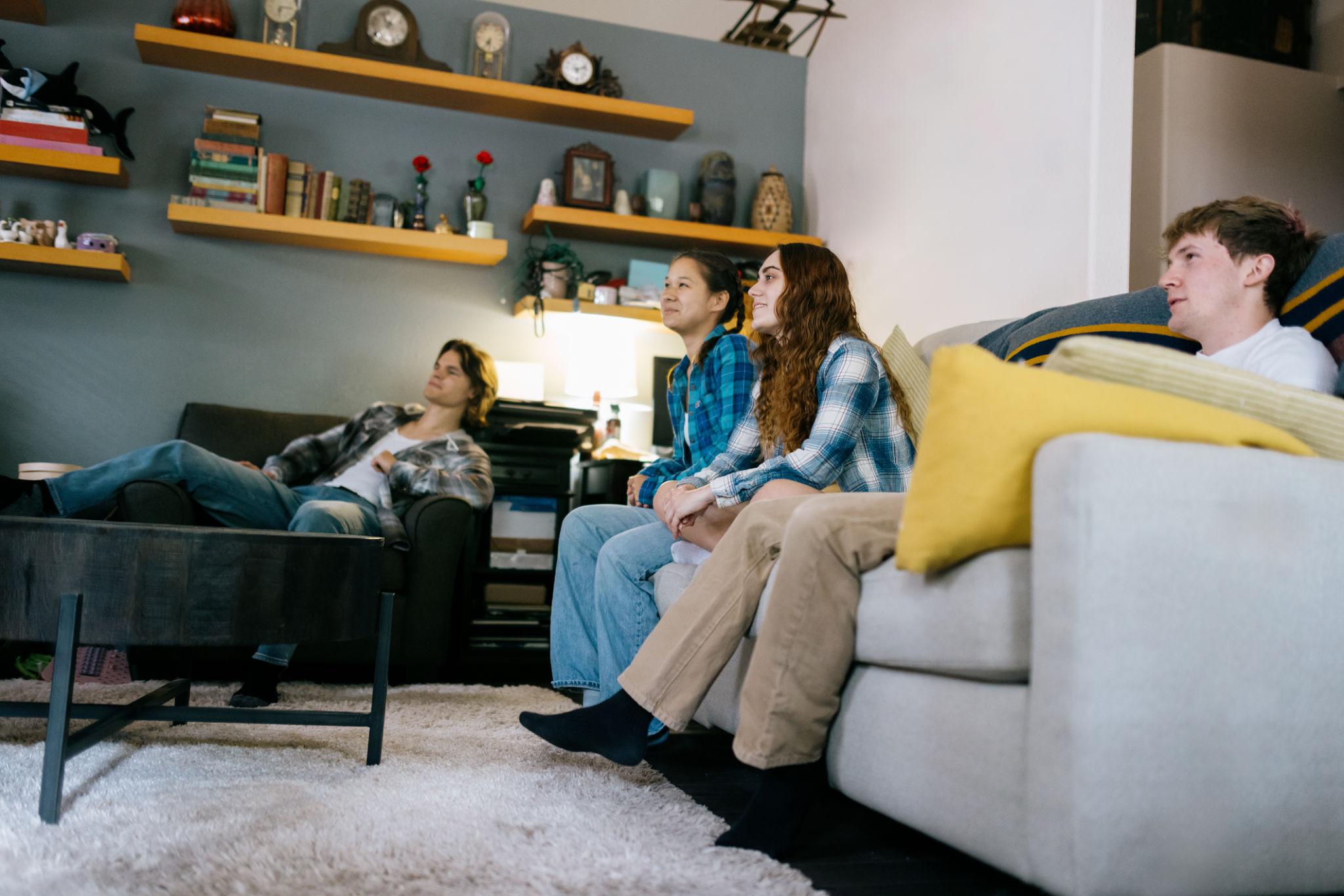 Familia en el hogar representando la protección de seguros personales en Uruguay